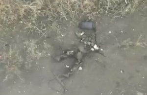 У росіянина зникла голова, після того як він ударив рукою український дрон-камікадзе. ВIДЕО У-росіянина-зникла-голова,-після-того-як-він-ударив-рукою-український-дрон-камікадзе.-ВiДЕО
