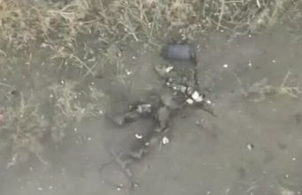 У росіянина зникла голова, після того як він ударив рукою український дрон-камікадзе. ВIДЕО У-росіянина-зникла-голова,-після-того-як-він-ударив-рукою-український-дрон-камікадзе.-ВiДЕО