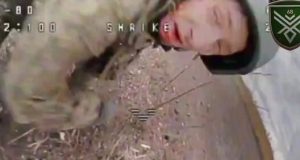 Окупант падає, коли тікає від дрона-камікадзе, і за мить отримує удар від безпілотника прямо у... Окупант-падає,-коли-тікає-від-дрона-камікадзе,-і-за-мить-отримує-удар-від-безпілотника-прямо-у.