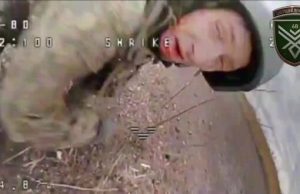 Окупант падає, коли тікає від дрона-камікадзе, і за мить отримує удар від безпілотника прямо у... Окупант-падає,-коли-тікає-від-дрона-камікадзе,-і-за-мить-отримує-удар-від-безпілотника-прямо-у.