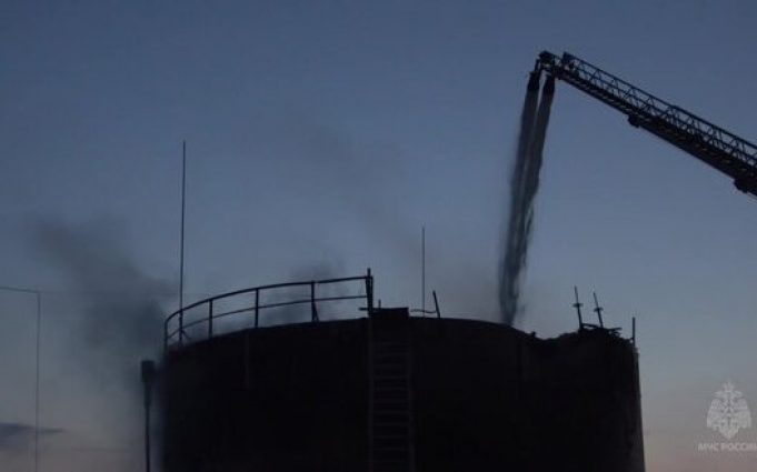 В окупованих Ровеньках на Луганщині горить нафтобаза. ВIДЕО В-окупованих-Ровеньках-на-Луганщині-горить-нафтобаза.-ВiДЕО