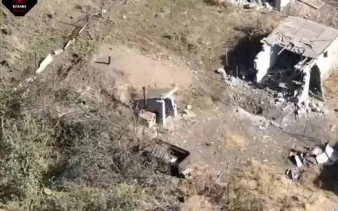 Бійці 72 ОМБр знищили льох, де переховувалися російські загарбники. ВIДЕО Бійці-72-ОМБр-знищили-льох,-де-переховувалися-російські-загарбники.-ВiДЕО