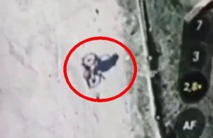 Окупант скидає боєприпас із дрона на жінку-велосипедистку у Херсонській області. ВIДЕО Окупант-скидає-боєприпас-із-дрона-на-жінку-велосипедистку-у-Херсонській-області.-ВiДЕО