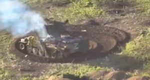Ворожа бронемашина зі знищеним екіпажем їздить по колу. ВIДЕО Ворожа-бронемашина-зі-знищеним-екіпажем-їздить-по-колу.-ВiДЕО