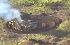 Ворожа бронемашина зі знищеним екіпажем їздить по колу. ВIДЕО Ворожа-бронемашина-зі-знищеним-екіпажем-їздить-по-колу.-ВiДЕО