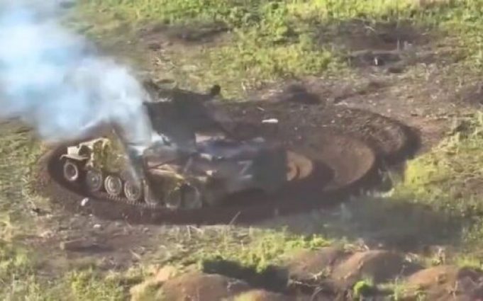Ворожа бронемашина зі знищеним екіпажем їздить по колу. ВIДЕО Ворожа-бронемашина-зі-знищеним-екіпажем-їздить-по-колу.-ВiДЕО