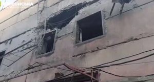 Вночі росіяни завдали масованого удару по Херсону, поцілили у пошту. ВIДЕО Вночі-росіяни-завдали-масованого-удару-по-Херсону,-поцілили-у-пошту.-ВiДЕО
