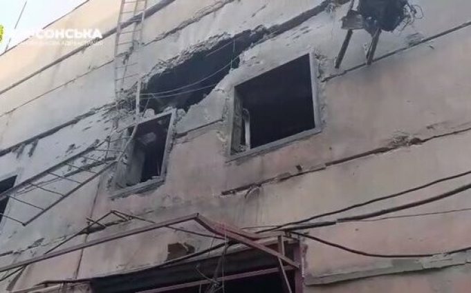 Вночі росіяни завдали масованого удару по Херсону, поцілили у пошту. ВIДЕО Вночі-росіяни-завдали-масованого-удару-по-Херсону,-поцілили-у-пошту.-ВiДЕО