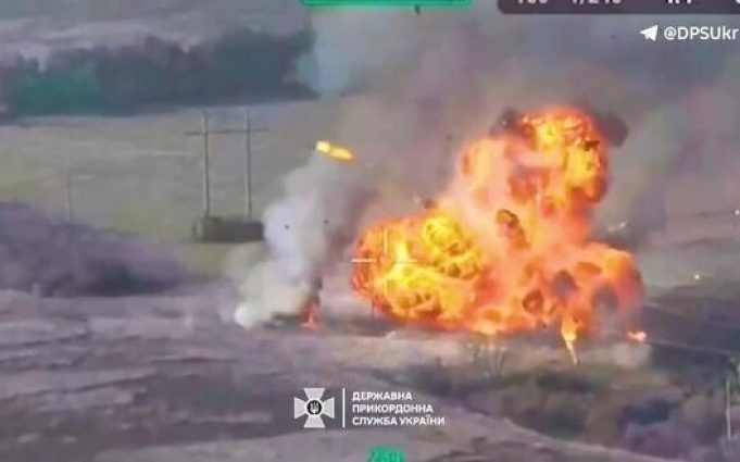 Прикордонники встановили близько 30 мін, на яких підірвалися дві БМП і танк противника. ВIДЕО Прикордонники-встановили-близько-30-мін,-на-яких-підірвалися-дві-БМП-і-танк-противника.-ВiДЕО