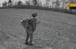 Дрон-камікадзе атакує російського загарбника, поки той стоїть один серед поля. ВIДЕО Дрон-камікадзе-атакує-російського-загарбника,-поки-той-стоїть-один-серед-поля.-ВiДЕО