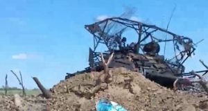 Росіянин зафільмував наслідки невдалого штурму: “Вот наш танк подбитый, экипаж убежал”. ВIДЕО Росіянин-зафільмував-наслідки-невдалого-штурму:-“Вот-наш-танк-подбитый,-экипаж-убежал”.-ВiДЕО