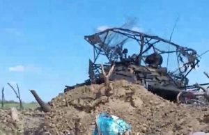 Росіянин зафільмував наслідки невдалого штурму: “Вот наш танк подбитый, экипаж убежал”. ВIДЕО Росіянин-зафільмував-наслідки-невдалого-штурму:-“Вот-наш-танк-подбитый,-экипаж-убежал”.-ВiДЕО