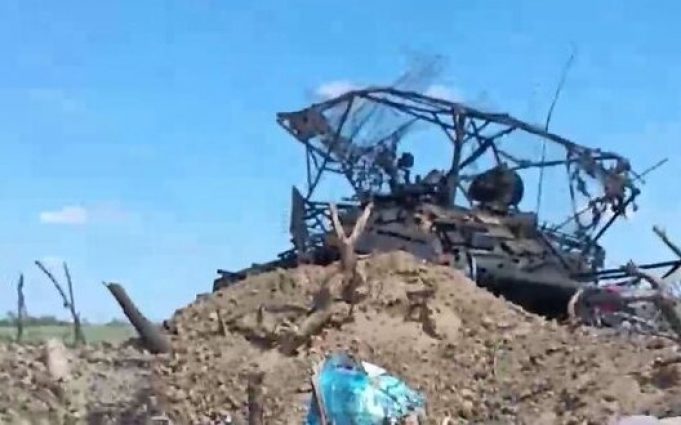 Росіянин зафільмував наслідки невдалого штурму: “Вот наш танк подбитый, экипаж убежал”. ВIДЕО Росіянин-зафільмував-наслідки-невдалого-штурму:-“Вот-наш-танк-подбитый,-экипаж-убежал”.-ВiДЕО