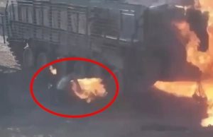 Окупант борсається у вогні, вилізши з-під палаючої бронемашини. ВIДЕО 18+ Окупант-борсається-у-вогні,-вилізши-з-під-палаючої-бронемашини.-ВiДЕО-18+