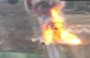 Російська БМП-3 злітає у повітря після атаки українського дрона на Курщині. ВIДЕО Російська-БМП-3-злітає-у-повітря-після-атаки-українського-дрона-на-Курщині.-ВiДЕО