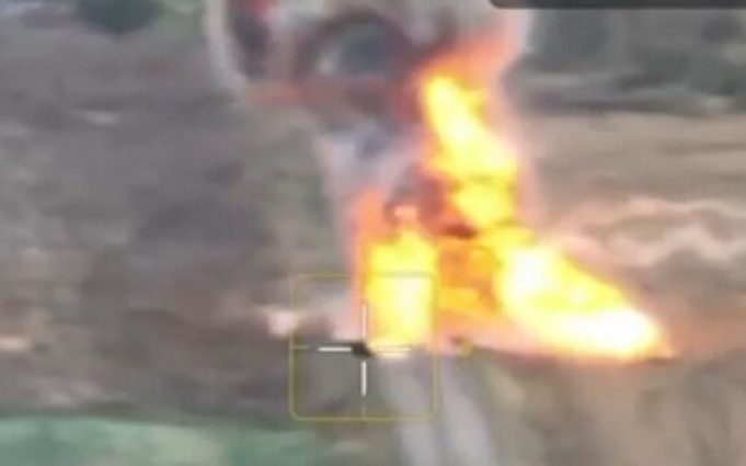 Російська БМП-3 злітає у повітря після атаки українського дрона на Курщині. ВIДЕО Російська-БМП-3-злітає-у-повітря-після-атаки-українського-дрона-на-Курщині.-ВiДЕО