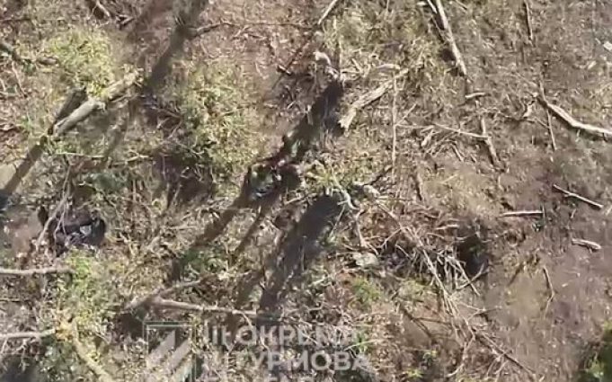 Бійці 3-ї ОШБр скидами з дронів знищують окупантів на Харківщині. ВIДЕО Бійці-3-ї-ОШБр-скидами-з-дронів-знищують-окупантів-на-Харківщині.-ВiДЕО