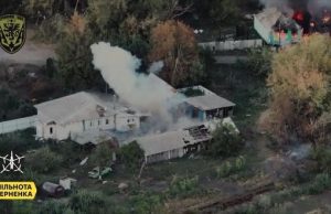 Українські захисники виявили та атакували схованки російських загарбників. ВIДЕО Українські-захисники-виявили-та-атакували-схованки-російських-загарбників.-ВiДЕО