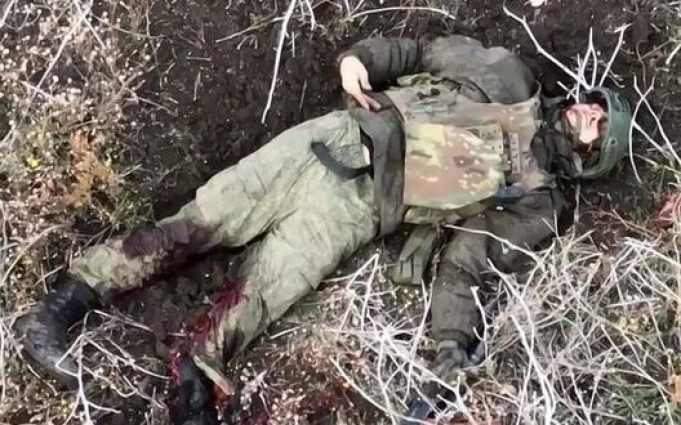 Окупант конає на полі бою від скидів боєприпасів бійців 30 ОМБр. ВIДЕО Окупант-конає-на-полі-бою-від-скидів-боєприпасів-бійців-30-ОМБр.-ВiДЕО