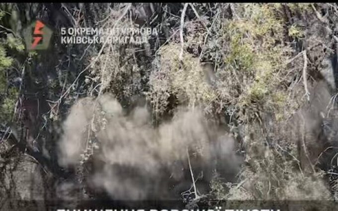 Бійці 5-ї ОШБр скидами боєприпасів знищують ворожу піхоту на Покровському напрямку. ВIДЕО Бійці-5-ї-ОШБр-скидами-боєприпасів-знищують-ворожу-піхоту-на-Покровському-напрямку.-ВiДЕО