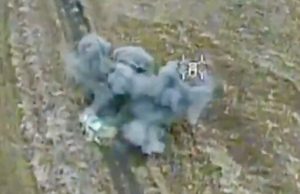 Російський позашляховик “Нива” вибухає після атаки дрона “Дикі шершні”. ВIДЕО Російський-позашляховик-“Нива”-вибухає-після-атаки-дрона-“Дикі-шершні”.-ВiДЕО