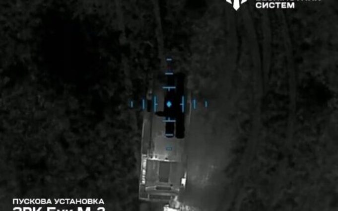 Сили безпілотних систем знищили сучасний російський ЗРК “Бук-М3”. ВIДЕО Сили-безпілотних-систем-знищили-сучасний-російський-ЗРК-“Бук-М3”.-ВiДЕО