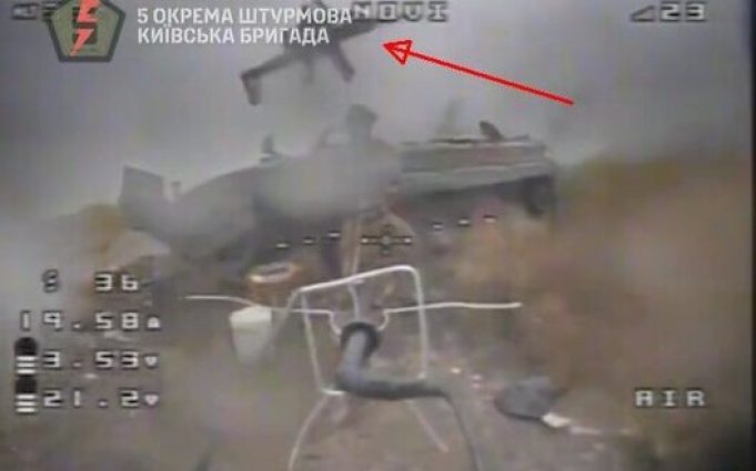 Російський піхотинець кидає автомат у дрон-камікадзе бійців 5 ОШБр. ВIДЕО Російський-піхотинець-кидає-автомат-у-дрон-камікадзе-бійців-5-ОШБр.-ВiДЕО