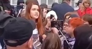 Натовп скандує депутатці Безуглій “Ганьба!”. ВIДЕО Натовп-скандує-депутатці-Безуглій-“Ганьба!”.-ВiДЕО