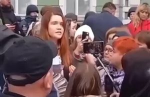 Натовп скандує депутатці Безуглій “Ганьба!”. ВIДЕО Натовп-скандує-депутатці-Безуглій-“Ганьба!”.-ВiДЕО