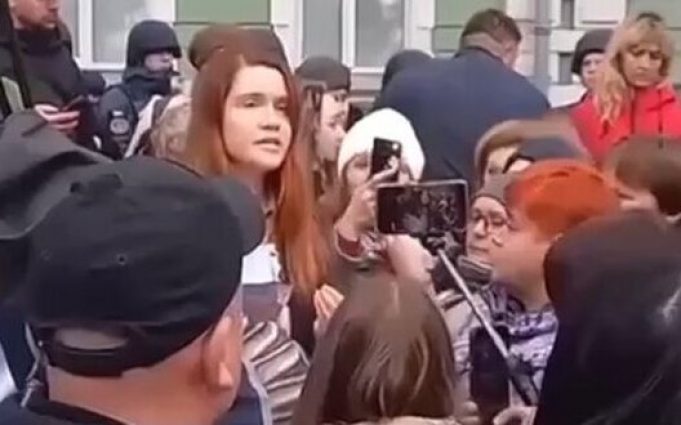 Натовп скандує депутатці Безуглій “Ганьба!”. ВIДЕО Натовп-скандує-депутатці-Безуглій-“Ганьба!”.-ВiДЕО