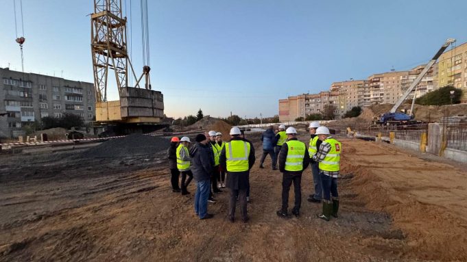 Представники ЄС і НЕФКО оглянули будівництво житла для ВПО Представники-ЄС-і-НЕФКО-оглянули-будівництво-житла-для-ВПО