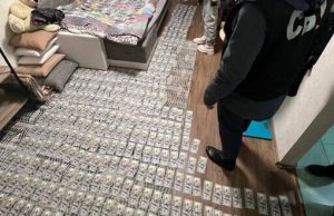 Понад $450 тис. вилучили у керівниці МСЕК на Миколаївщині. У її сина – паспорт РФ,... Понад-$450-тис-вилучили-у-керівниці-МСЕК-на-Миколаївщині-У-її-сина-–-паспорт-РФ,.