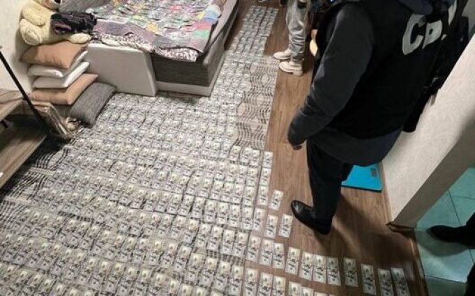 Понад $450 тис. вилучили у керівниці МСЕК на Миколаївщині. У її сина – паспорт РФ,... Понад-$450-тис-вилучили-у-керівниці-МСЕК-на-Миколаївщині-У-її-сина-–-паспорт-РФ,.