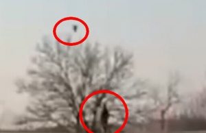 Окупант зафільмував успішну атаку дрона-камікадзе на свого поплічника: “Уходи!!! Бл#дь! Сука!”. ВIДЕО Окупант-зафільмував-успішну-атаку-дрона-камікадзе-на-свого-поплічника:-“Уходи!!!-Бл#дь!-Сука!”.-ВiДЕО