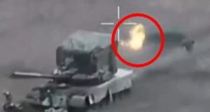 Охоплений вогнем росіянин після удару із ПТРК “Javelin” на ходу вискакує із танка і щодуху... Охоплений-вогнем-росіянин-після-удару-із-ПТРК-“javelin”-на-ходу-вискакує-із-танка-і-щодуху.