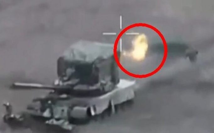 Охоплений вогнем росіянин після удару із ПТРК “Javelin” на ходу вискакує із танка і щодуху... Охоплений-вогнем-росіянин-після-удару-із-ПТРК-“javelin”-на-ходу-вискакує-із-танка-і-щодуху.