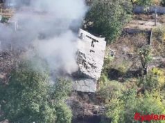 Бійці 28 ОМБр дроном-камікадзе атакують будівлю, де переховуються окупанти. ВIДЕО Бійці-28-ОМБр-дроном-камікадзе-атакують-будівлю,-де-переховуються-окупанти.-ВiДЕО