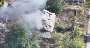 Бійці 28 ОМБр дроном-камікадзе атакують будівлю, де переховуються окупанти. ВIДЕО Бійці-28-ОМБр-дроном-камікадзе-атакують-будівлю,-де-переховуються-окупанти.-ВiДЕО