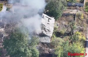 Бійці 28 ОМБр дроном-камікадзе атакують будівлю, де переховуються окупанти. ВIДЕО Бійці-28-ОМБр-дроном-камікадзе-атакують-будівлю,-де-переховуються-окупанти.-ВiДЕО