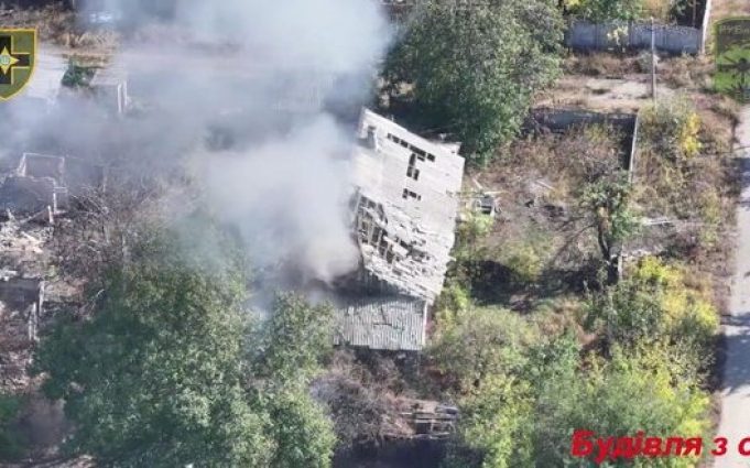 Бійці 28 ОМБр дроном-камікадзе атакують будівлю, де переховуються окупанти. ВIДЕО Бійці-28-ОМБр-дроном-камікадзе-атакують-будівлю,-де-переховуються-окупанти.-ВiДЕО