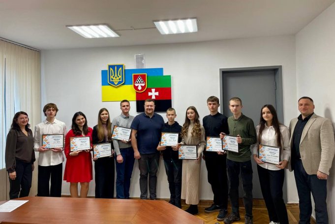 Дев’ятьом кращим ліцеїстам Нововолинської громади призначено стипендію міського голови Дев’ятьом-кращим-ліцеїстам-Нововолинської-громади-призначено-стипендію-міського-голови