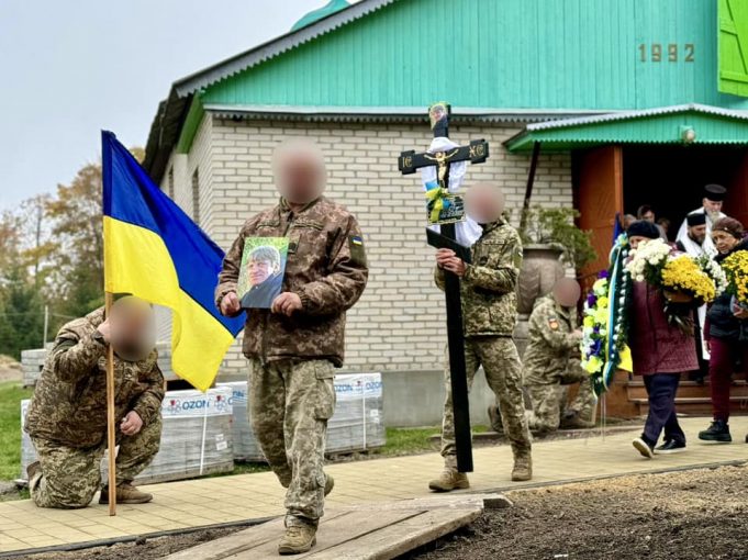 Нововолинська громада віддала останню шану Захиснику Василю Миронюку Нововолинська-громада-віддала-останню-шану-Захиснику-Василю-Миронюку