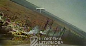 Бійці З-ї ОШБр дронами зупинили 2 танки та МТЛБ окупантів на Харківщині. ВIДЕО Бійці-З-ї-ОШБр-дронами-зупинили-2-танки-та-МТЛБ-окупантів-на-Харківщині.-ВiДЕО
