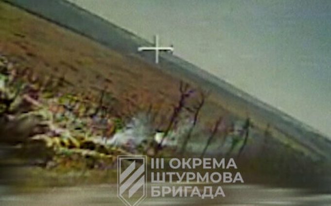 Бійці З-ї ОШБр дронами зупинили 2 танки та МТЛБ окупантів на Харківщині. ВIДЕО Бійці-З-ї-ОШБр-дронами-зупинили-2-танки-та-МТЛБ-окупантів-на-Харківщині.-ВiДЕО