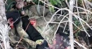 Передсмертні конвульсії окупанта після скиду з українського дрона. ВIДЕО 18+ Передсмертні-конвульсії-окупанта-після-скиду-з-українського-дрона.-ВiДЕО-18+