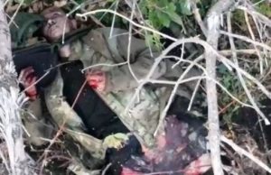 Передсмертні конвульсії окупанта після скиду з українського дрона. ВIДЕО 18+ Передсмертні-конвульсії-окупанта-після-скиду-з-українського-дрона.-ВiДЕО-18+