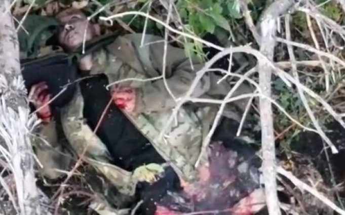 Передсмертні конвульсії окупанта після скиду з українського дрона. ВIДЕО 18+ Передсмертні-конвульсії-окупанта-після-скиду-з-українського-дрона.-ВiДЕО-18+