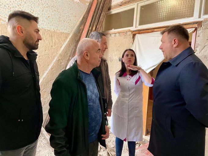 Міський голова з депутатами оглянули ремонтні роботи в Нововолинській лікарні Міський-голова-з-депутатами-оглянули-ремонтні-роботи-в-Нововолинській-лікарні