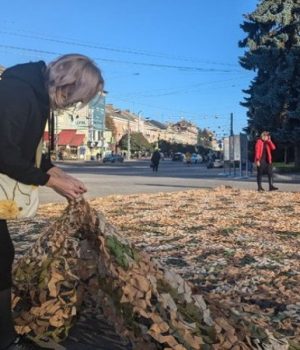 Волонтери-у-Луцьку-сплели-понад-70-тисяч-кв.-м-маскувальних-сіток