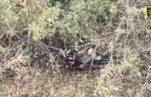 Бійці 68 ОЄБр скинули боєприпаси на окупанта, через що йому відірвало обидві ноги. ВIДЕО Бійці-68-ОЄБр-скинули-боєприпаси-на-окупанта,-через-що-йому-відірвало-обидві-ноги.-ВiДЕО